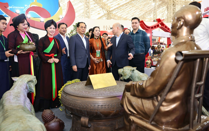 Le vice-PM Bui Thanh Son visite la Foire du Printemps 2026. Photo: VNA