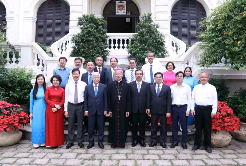 Do Van Chien, membre du Politburo, secrétaire du Comité central du Parti et président du Comité central du Front de la Patrie du Vietnam (4e de gauche à droite, première rangée) et Nguyen Nang, archevêque de l'archidiocèse de Ho Chi Minh-Ville et président de la Conférence des évêques catholiques du Vietnam (5e de gauche à droite, première rangée) prennent une photo avec d'autres. Photo : VNA