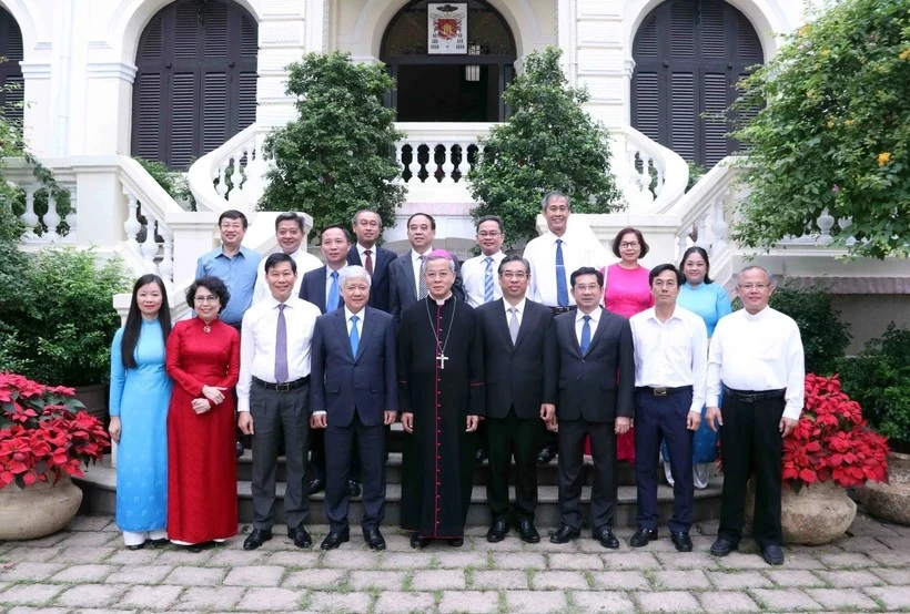 Do Van Chien, membre du Politburo, secrétaire du Comité central du Parti et président du Comité central du Front de la Patrie du Vietnam (4e de gauche à droite, première rangée) et Nguyen Nang, archevêque de l'archidiocèse de Ho Chi Minh-Ville et président de la Conférence des évêques catholiques du Vietnam (5e de gauche à droite, première rangée) prennent une photo avec d'autres. Photo : VNA