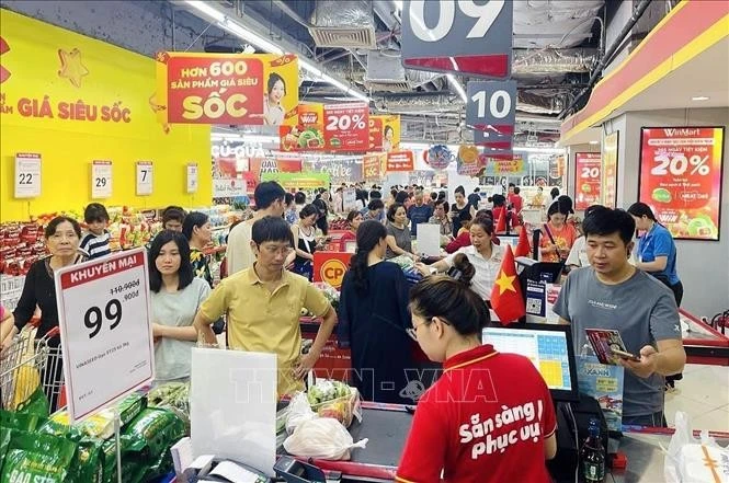 Faire des achats au supermarché Winmart. Photo: VNA