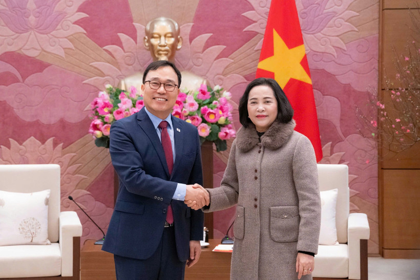 La vice-présidente de l’Assemblée nationale du Vietnam, Nguyen Thi Thanh et l’ambassadeur de la République de Corée au Vietnam, Choi Young Sam. Photo: daibieunhandan.vn