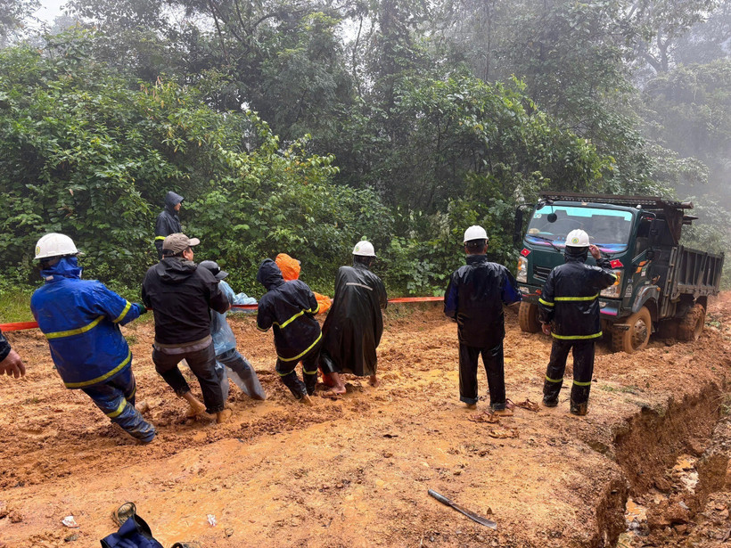 Des ouvriers de la Compagnie d’électricité de Quang Tri surmontent les difficultés pour rétablir l’alimentation électrique dans les villages enclavés avant le 15 décembre. Photo: VNA