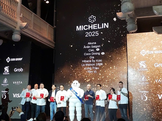 Les représentants de 9 restaurants avec une étoile Michelin reçoivent le prix. Photo: VietnamPlus