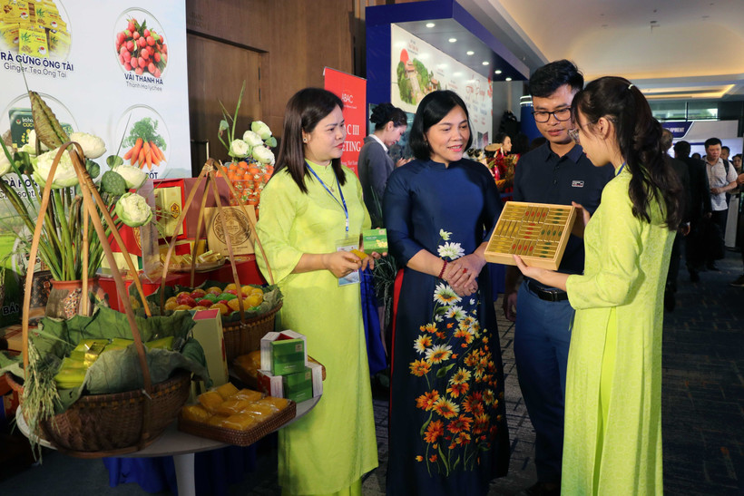 Les stands de l'exposition présentent le potentiel économique et les spécialités locales lors de la 3ème réunion de l'ABAC. Photo: VNA