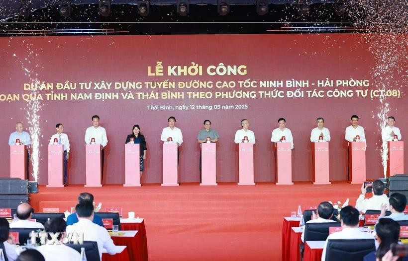 Le Premier ministre Pham Minh Chinh à la cérémonie de lancement des travaux du projet de l'autoroute Ninh Binh-Hai Phong, tronçon traversant les provinces de Nam Dinh et de Thai Binh. Photo: VNA