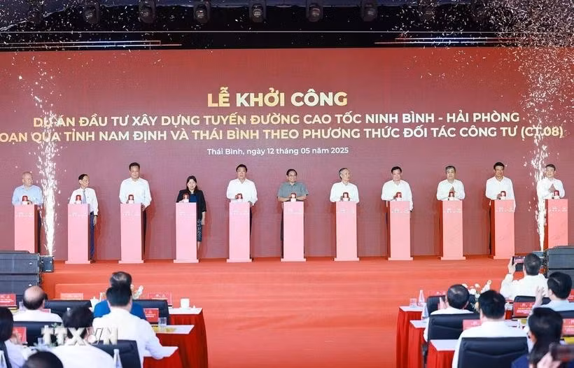 Le Premier ministre Pham Minh Chinh à la cérémonie de lancement des travaux du projet de l'autoroute Ninh Binh-Hai Phong, tronçon traversant les provinces de Nam Dinh et de Thai Binh. Photo: VNA