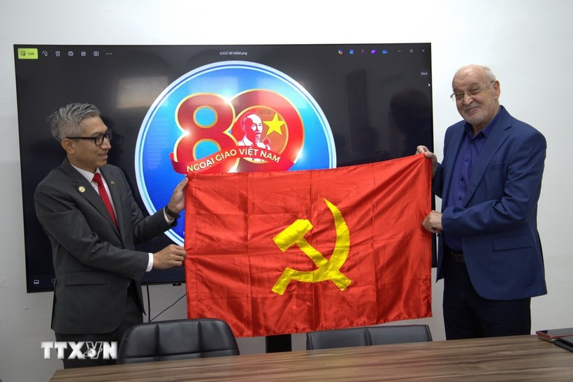 L'ambassadeur du Vietnam en Israël, Ly Duc Trung (à gauche) remet le drapeau du Parti à Issam Makhoul, membre du Bureau politique du Parti communiste israélien et président du Hadash. Photo: VNA
