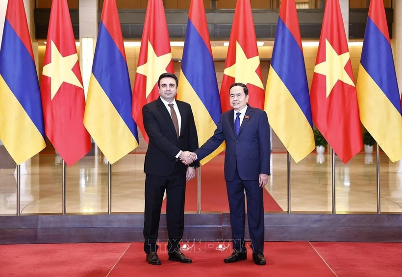 Le président de l'Assemblée nationale (AN) du Vietnam, Trân Thanh Mân (droite) et son homologue arménien, Alen Simonyan, le 19 novembre 2024. Photo: VNA