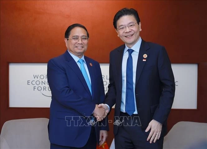 Le Premier ministre Pham Minh Chinh (gauche) rencontre son homologue singapourien Lawrence Wong. Photo: VNA