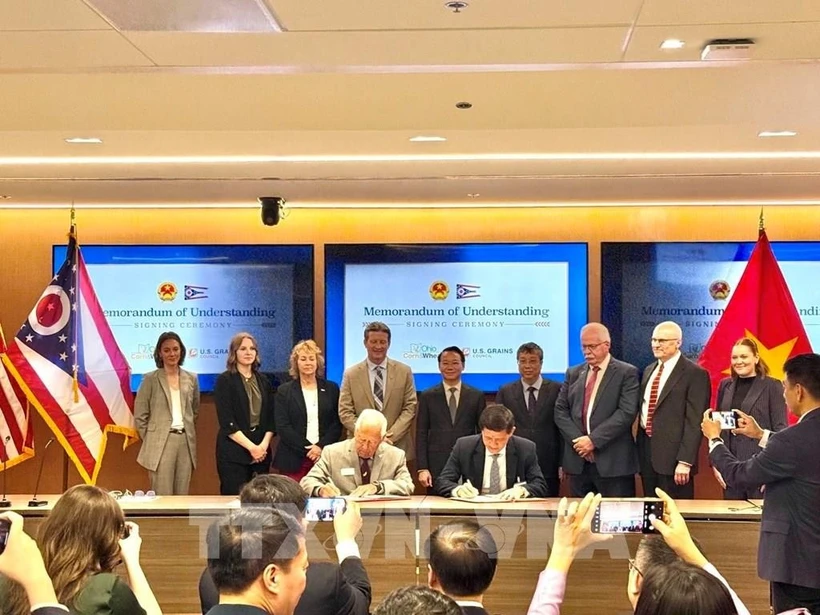 Les deux parties signent des protocoles d'accords. Photo: VNA