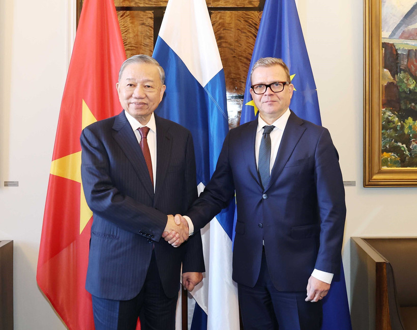 Le secrétaire général du Parti communiste du Vietnam, Tô Lâm (gauche) et le Premier ministre finlandais Petteri Orpo. Photo: VNA