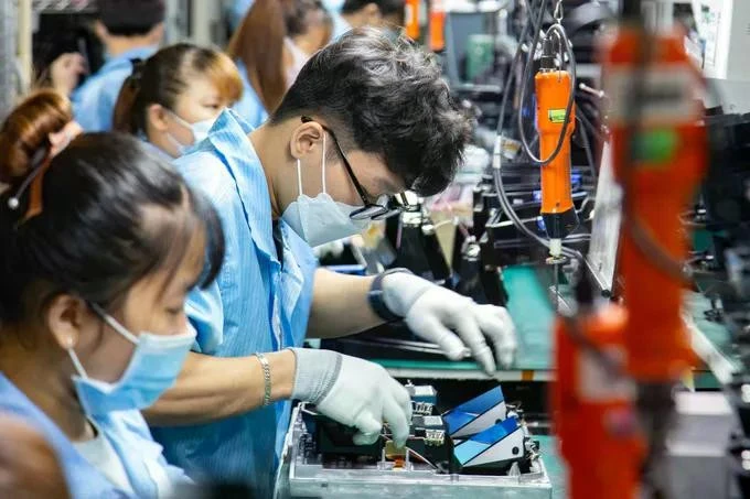 Assemblage d'équipements électroniques à l'usine Datalogic Vietnam .Photo: sggp.org.vn
