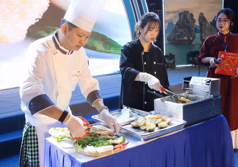  L'art de la fabrication de galettes de seiche d'Ha Long. Photo: https://baoquangninh.vn/ 