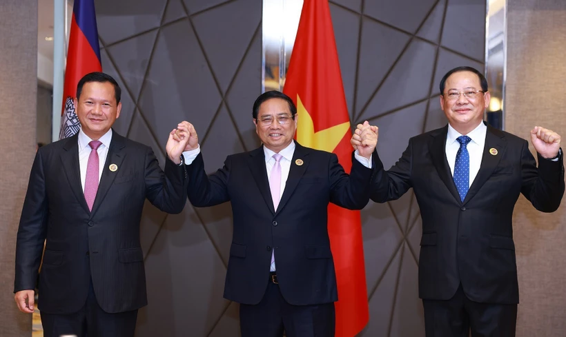 Le Premier ministre Pham Minh Chinh (centre) et ses homologues du Laos et du Cambodge. Photo: VNA