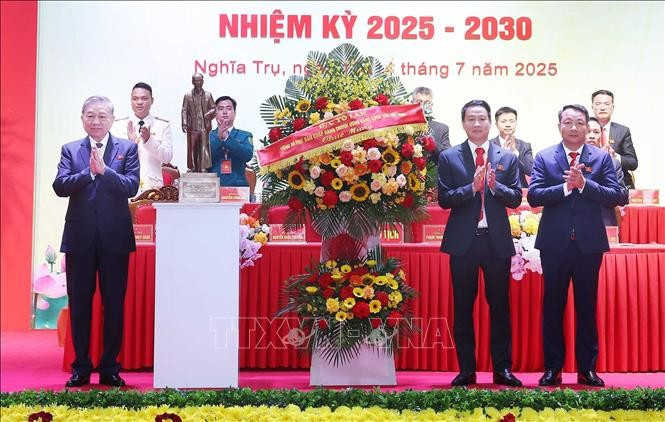 Le secrétaire général du Parti Tô Lâm (gauche) offre un panier de fleurs pour féliciter le Congrès des organisations du Parti de la commune de Nghia Tru pour le mandat 2025-2030. Photo : VNA