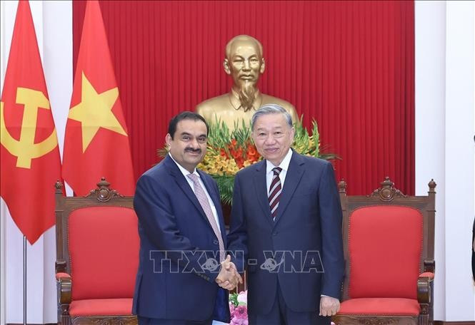 Le secrétaire général du Parti Tô Lâm (droite) reçoit le président du groupe indien Adani, Gautam Adani. Photo: VNA