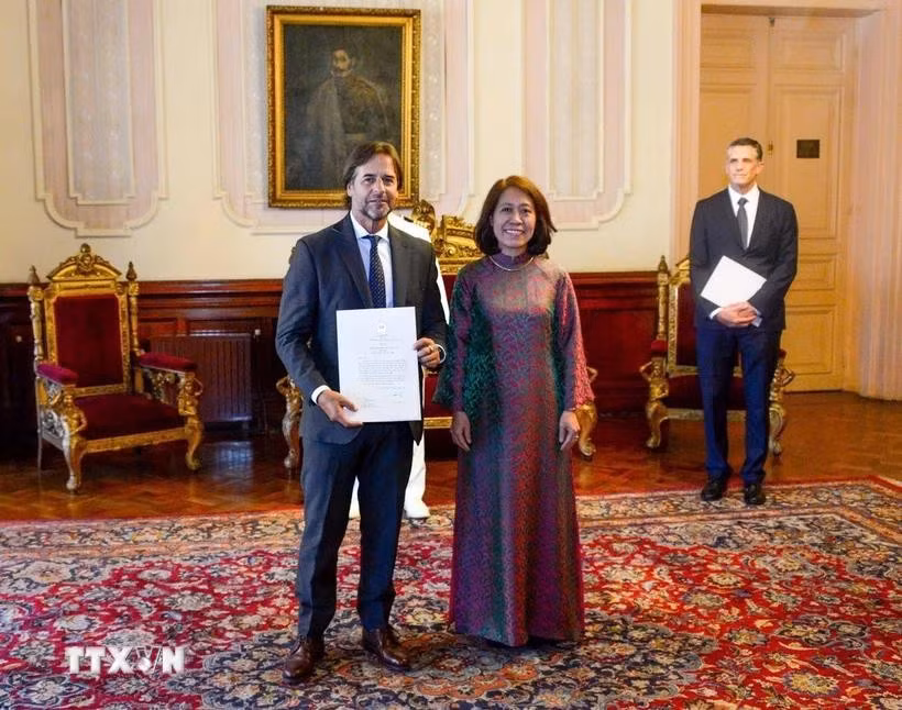 L'ambassadrice du Vietnam en Argentine et en Uruguay, Ngo Minh Nguyet, présente ses lettres de créance au président uruguayen Luis Lacalle Pou. Photo: VNA