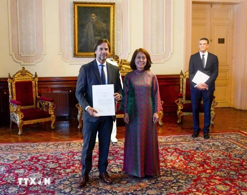 L'ambassadrice du Vietnam en Argentine et en Uruguay, Ngo Minh Nguyet, présente ses lettres de créance au président uruguayen Luis Lacalle Pou. Photo: VNA