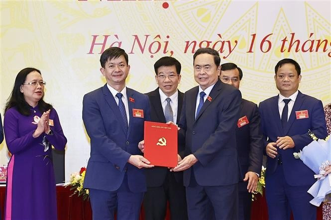 Le président de l'Assemblée nationale, Trân Thanh Mân, remet la décision de nomination du Comité exécutif, du Comité permanent, du secrétaire, du secrétaire adjoint et de la Commission d'inspection du Comité du Parti du Bureau de l'Assemblée nationale pour la 15e législature, 2025-2030. Photo : VNA