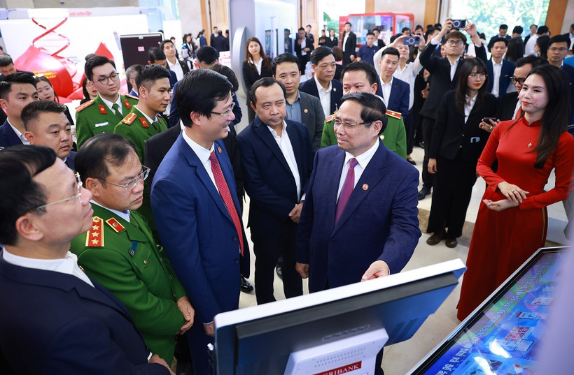 Le Premier ministre Pham Minh Chinh visite une exposition sur le développement des sciences et des technologies, l'innovation et la transformation numérique. Photo: VNA