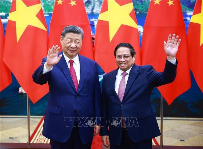 Le Premier ministre Pham Minh Chinh (droite) et le secrétaire général du Comité central du Parti communiste chinois (PCC) et président de la République populaire de Chine, Xi Jinping. Photo: VNA