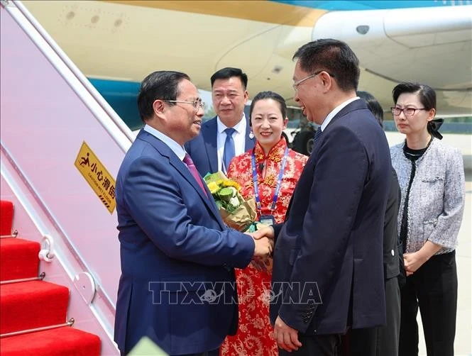 Le Premier ministre Pham Minh Chinh (gauche) est arrivé à Tianjin, entamant sa visite en Chine pour participer à la 16e Réunion annuelle des nouveaux champions du Forum économique mondial (WEF Tianjin 2025) et mener des activités bilatérales. Photo: VNA