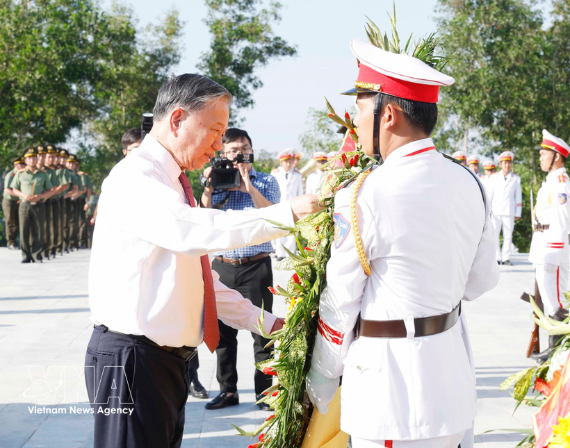 Le secrétaire général du Parti communiste du Vietnam, To Lam, dépose une gerbe de fleurs au site historique et culturel de Bau Rong, dans la province de Tay Ninh. Photo: VNA