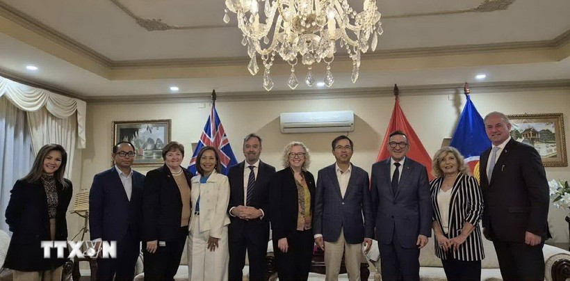 L'ambassadeur du Vietnam en Australie, Pham Hùng Tâm (4e de droite à gauche), la vice-présidente de la Chambre des représentants, Sharon Claydon (5e de droite à gauche) et des membres du Groupe parlementaire d'amitié Australie-Vietnam. Photo: VNA