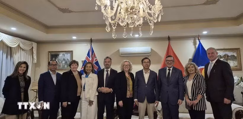 L'ambassadeur du Vietnam en Australie, Pham Hùng Tâm (4e de droite à gauche), la vice-présidente de la Chambre des représentants, Sharon Claydon (5e de droite à gauche) et des membres du Groupe parlementaire d'amitié Australie-Vietnam. Photo: VNA
