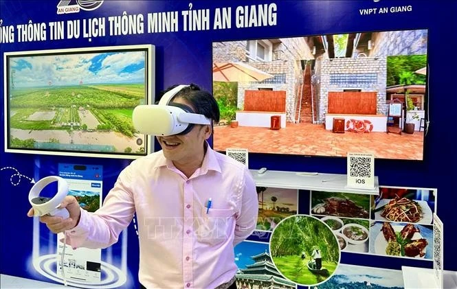 Un touriste expérimente la technologie de réalité virtuelle. Photo: VNA