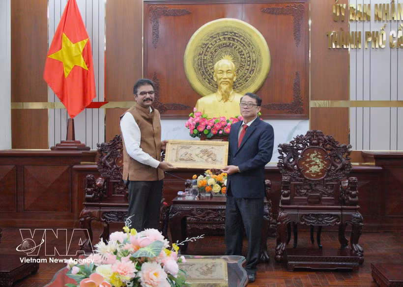 Le consul général d'Inde à Ho Chi Minh-Ville (gauche) offre un cadeau commémoratif au dirigeant de la ville de Can Tho. Photo: VNA