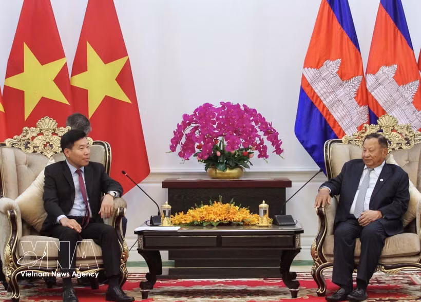 Le vice-président du PPC Say Chhum (à droite), reçoit le membre du Comité central et vice-ministre des Affaires étrangères du Vietnam, Nguyen Manh Cuong. Photo: VNA