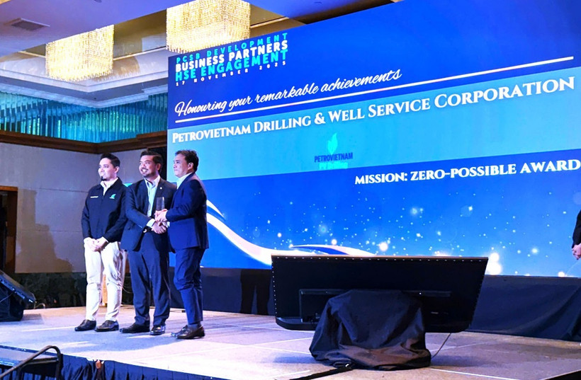Le directeur général de PV Drilling, Nguyên Xuân Cuong reçoit le prix « Mission : Zéro Possible » en Malaisie. Photo: https://nangluongvietnam.vn