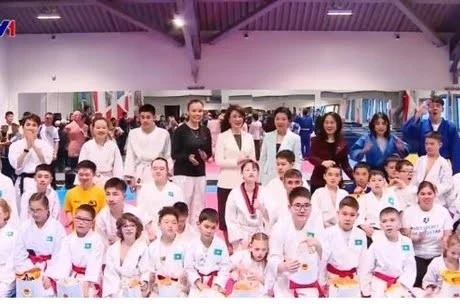 L'épouse du secrétaire général Tô Lâm visite le Centre d'entraînement paralympique du Kazakhstan. Photo: VTV
