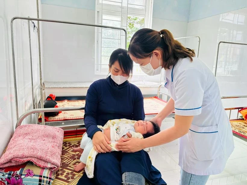 Examen de santé pour les enfants après la vaccination. Photo: VietnamPlus