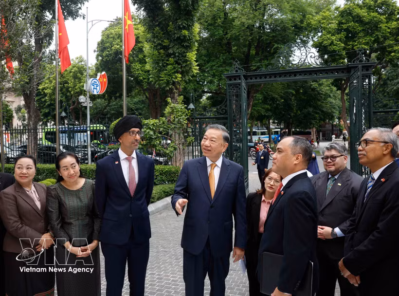 Le secrétaire général du Parti communiste du Vietnam et président de la République, To Lam (centre) et les ambassadeurs et chargés d'affaires des pays membres de l'ASEAN. Photo: VNA