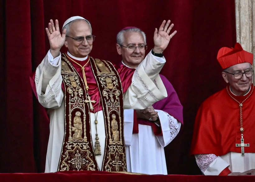 Le nouveau pape Léon XIV salue les fidèles depuis le balcon de la basilique Saint-Pierre, le 8 mai. Photo : AFP/VNA