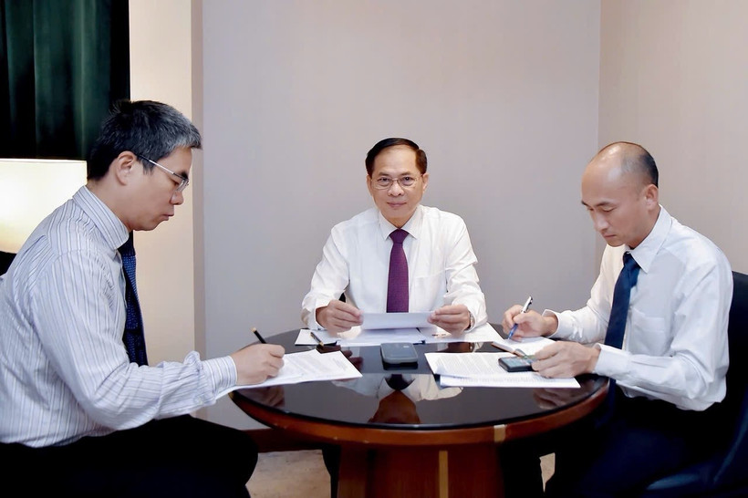 Le vice-Premier ministre et ministre des AE du Vietnam, Bùi Thanh Son, a eu un entretien téléphonique avec le ministre sud-coréen des AE, Cho Hyun. Photo: VNA