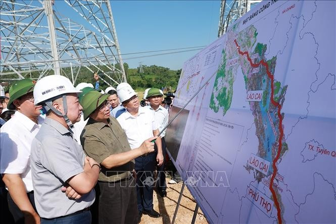 Le Premier ministre Pham Minh Chinh inspecte l'avancement des travaux de construction de la ligne de transport d'électricité de 500 kV Lào Cai-Vinh Yên. Photo : VNA