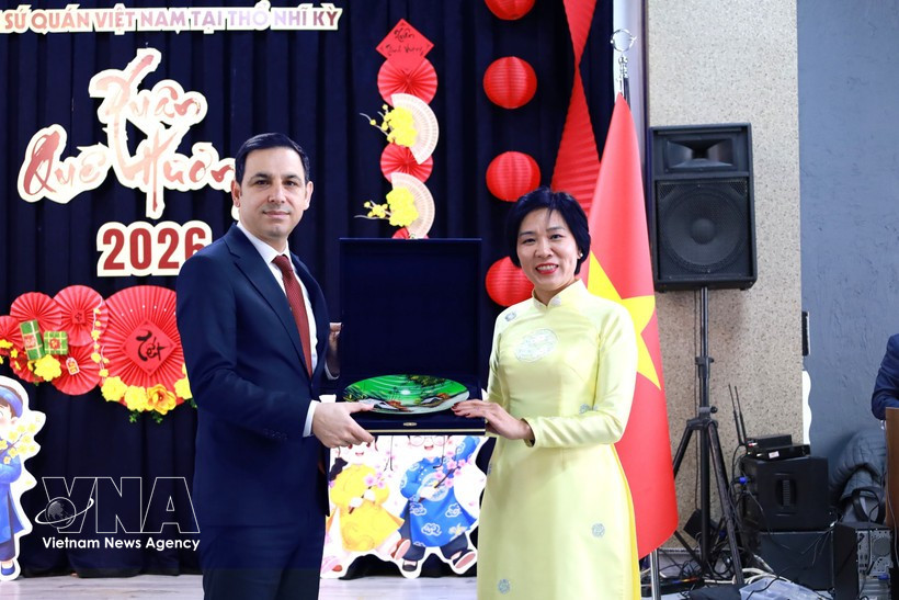 L’ambassadrice du Vietnam en Turquie, Dang Thi Thu Ha et le vice-gouverneur d'Istanbul, Mehmet Sülün. Photo: VNA