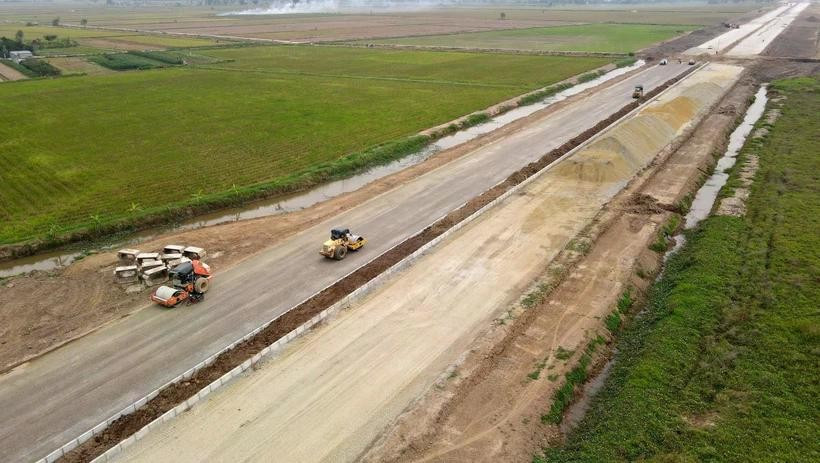 Des véhicules et des machines s'activent pour achever le projet. Photo: VNA