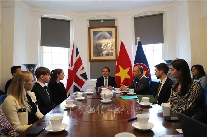 L'ambassadeur du Vietnam au Royaume-Uni, Dô Minh Hung (au centre) s'exprime lors de l'événement. Photo: VNA