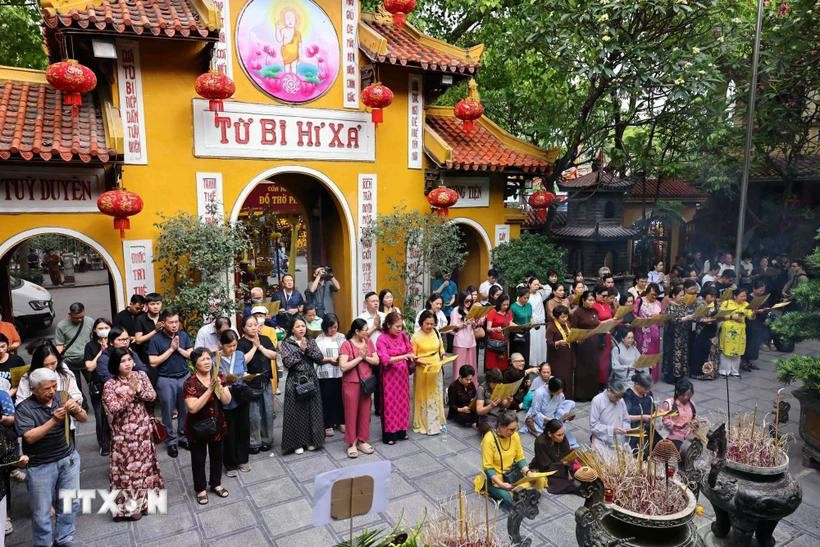 Un grand nombre de bouddhistes assiste aux célébrations du Vesak 2025. Photo: VNA