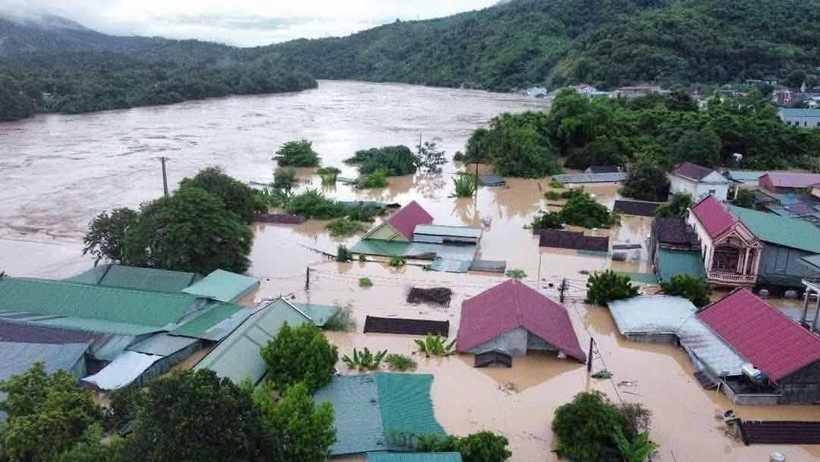 De fortes pluies ont provoqué de graves inondations dans la commune de Muong Xen, province de Nghê An. Photo : plo.vn