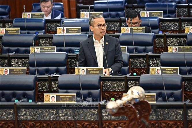 Le ministre des Communications, Fahmi Fadzil, s'exprime devant le Parlement malaisien. Photo : VNA