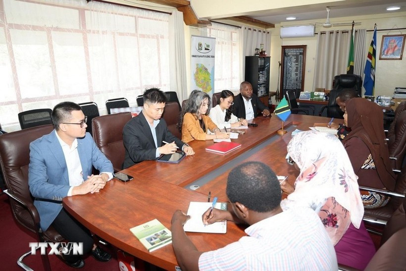 L'ambassadrice du Vietnam en Tanzanie, Vu Thanh Huyên travaille avec la commissaire de la région de Tanga, Batilda Salha Burian. Photo: ambassade du Vietnam en Tanzanie