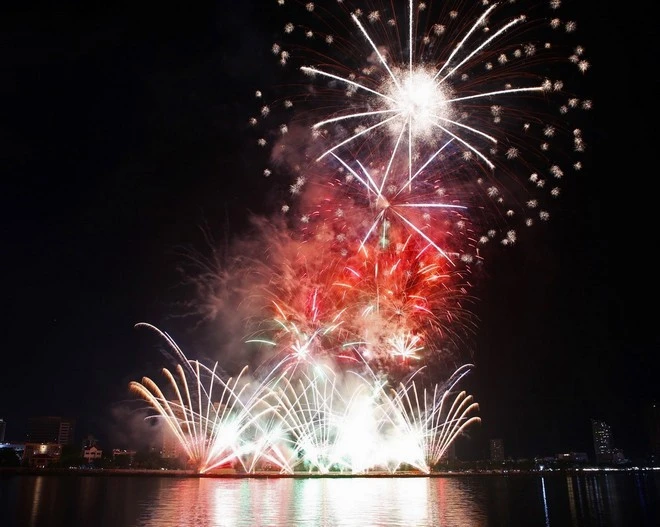 Une représentation de feux d'artifice de l'équipe de Dà Nang au Festival international de feux d'artifice de Dà Nang 2024. Photo: VNA