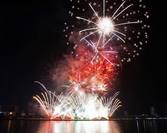 Une représentation de feux d'artifice de l'équipe de Dà Nang au Festival international de feux d'artifice de Dà Nang 2024. Photo: VNA