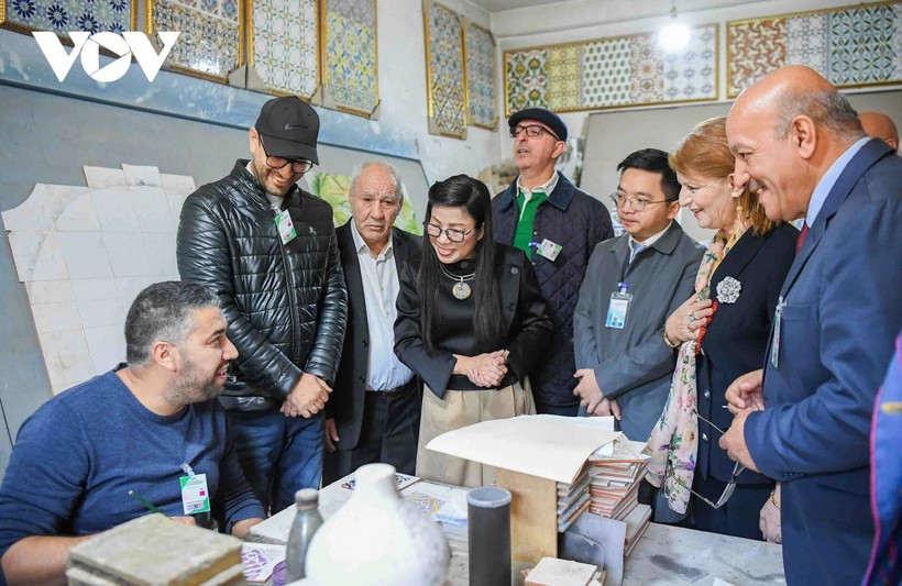 L'épouse du Premier ministre écoute les responsables du Centre présenter les activités, les conditions de vie et le parcours des enfants pour surmonter les difficultés. Photo: VNA