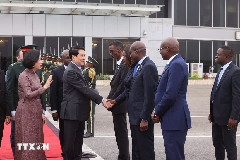 Des responsables angolais accompagnent le président Luong Cuong et son épouse à l'aéroport international Quatro de Fevereiro de Luanda. Photo: VNA
